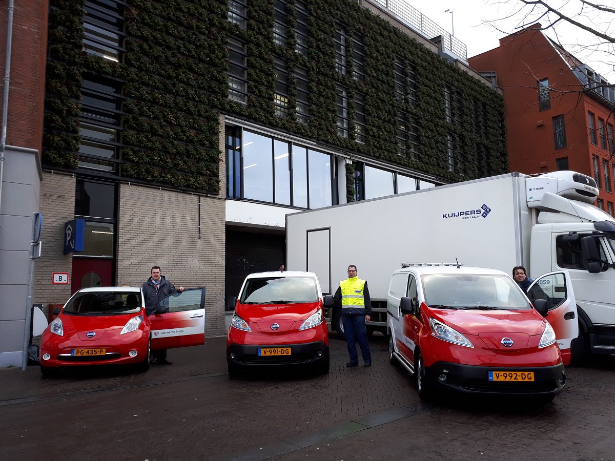 breda's tweet photo. Gemeente Breda gaat steeds meer elektrisch rijden. U ook? Vandaag drie nieuwe elektrische bedrijfswagens in gebruik genomen. https://t.co/b7nDek08uB