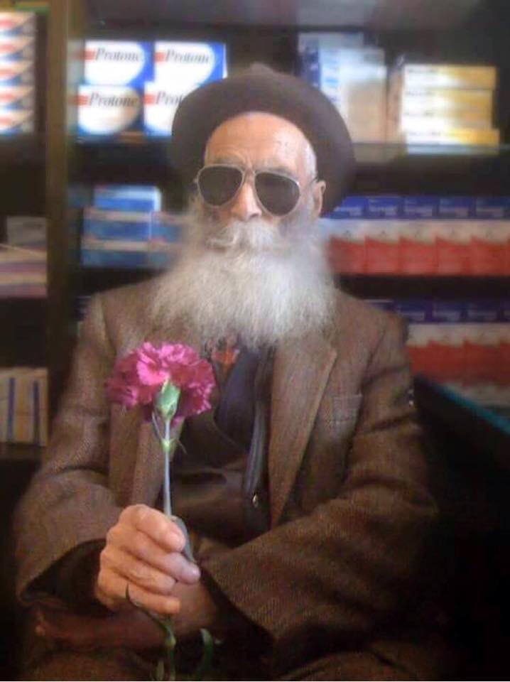 Marskorsani's tweet photo. Softanın biri Bektaşinin önüne geçti: 
-Ey Erenler; iyisin, hoşsun, ilim irfan sahibisin; bir de oruç tutup, namaz kılsan, bizim nazarımızda da itibarın olur o zaman, dedi.

Bektaşi: Sizin nazarınızda itibar kazanmak için, tanrı önündeki itibarımı zedeleyemem, dedi.
#bektaşi https://t.co/Ujddc4XbOj