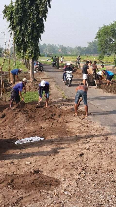 kec_tarik's tweet photo. Gotong royong identitas yg melekat masyarakat desa
#PadatKaryaTunai 
#PadatKaryaTunai 
@HdReef 
@DewantoAndry 
@madjid_taufik 
@EkoSandjojo 
@jokowi 
#tppdelta 
#SidoarjoKab 
#TPPIJawaTimur 
#tppindonesia
#PendampingDesa 
#kecamatantarik https://t.co/YcsoQD5OgP