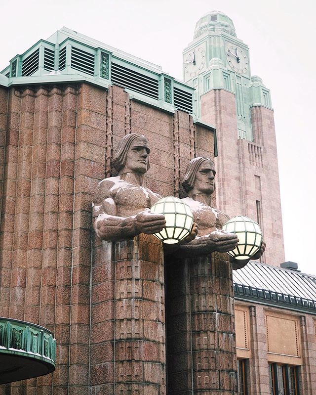 augoutdemma's tweet photo. La gare d’Helsinki, ma première impression de la ville et quel bâtiment: j’adore ce style d’architecture 😍 J’ai passé mes quelques journées à Helsinki avec les yeux rivés sur les façades des bâtiments, il y a vraiment de très belles surprises ! #nbef… https://t.co/QIK0e9Lefq https://t.co/4USVSN7V8r