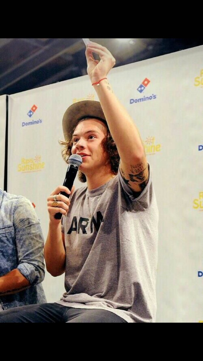 CentralLarry's tweet photo. okay, ele sempre será um bebê, não importa o que aconteça.

#HappyBirthdayHarryStyles https://t.co/BxVaH1uesh