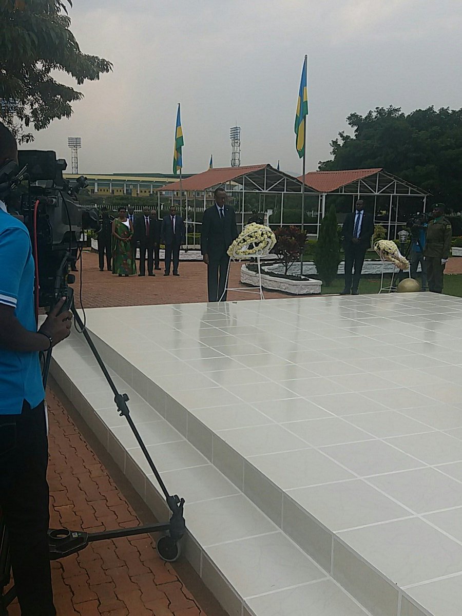 UrugwiroVillage's tweet photo. President Kagame lays a wreath on the National Heroes Symbol in commemoration of national heroes https://t.co/yVf8M91jME