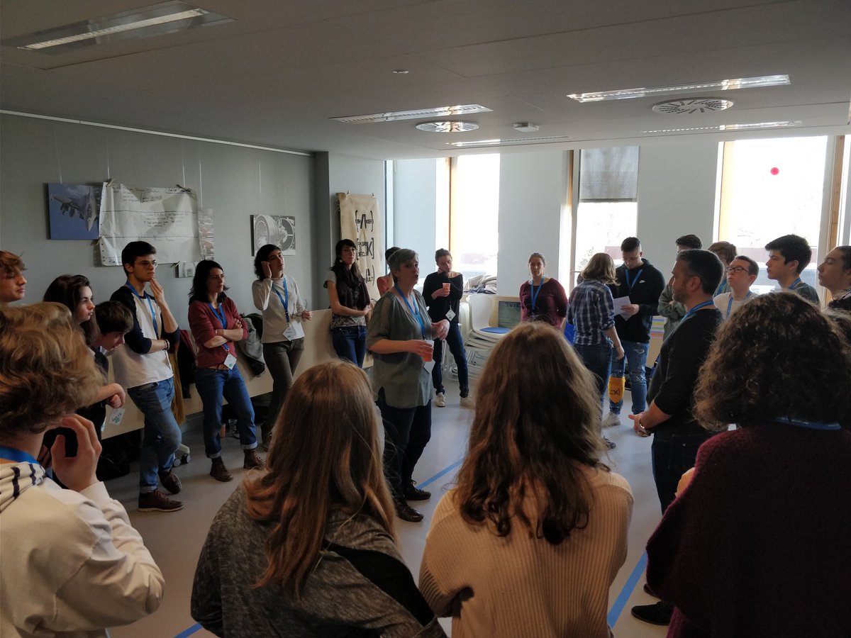 FabriKaDecliK's tweet photo. JOUR 1 #FDK2018 : C'est parti pour les 4 parcours de la FabriK à DécliK d'Hiver ! Découverte en images : on commence par le parcours Explorer ses richesses ! @ScPoBx #ESS #OuvrirLesPossibles https://t.co/dWfBaF4O20