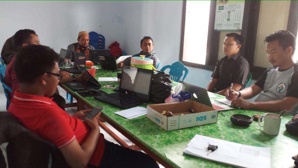 adylowa's tweet photo. #PadatKaryaTunai harus dilakukan dengan swakelola, memanfaatkan SDA, tenaga kerja,dan teknologi lokal di desa
@jokowi
@EkoSandjojo
@anwsanusi
@taufikmadjid71
@fachrilabalado
#tppigorontalo
#tppiBoalemo
Rapat bersama Sekretaris Dinas PU kab Boalemo terkait skema padat karya https://t.co/pn3HqOKBvm