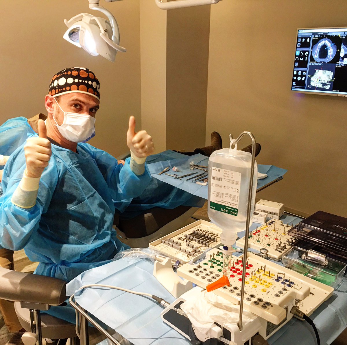 Oclinic_'s tweet photo. Having fun! #lovemyjob #surgery #surgerytime #specialist  #implantology #injertooseo #quifofano #oclinic #dentistes #olot #lagarrotxa #girona https://t.co/b7xQ3qzgcd