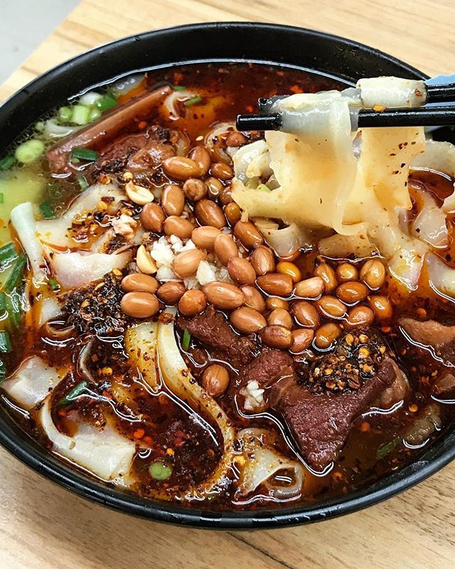 Camemberu's tweet photo. Mala #ๅๅ้ข knife sliced #noodles - the more #spicy, the better! Huge bowl with braised #beef or #porkribs for only S$4.50
.
.
.
.
.
#mala #kopitiam #local #jiaklocal #sgfood #sichuan #spicyfood #chinesefood #chinesenoodles #sghawker #hawkerfood #burppโฆ https://t.co/TsGU0SfUik https://t.co/IByONu6N9K