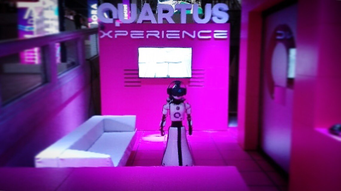 Top 👌🏽expérience sur le stand de <a href="/QUARTUS/">QUARTUS</a> pour #Leenby, qui découvre en immersion #VR l’appartement du futur et son avatar, Hawking. On adore déjà cette journée-événement #MK2018 au <a href="/104paris/">CENTQUATRE-PARIS</a>. #citedufutur #maddyKeynote #Innovations. 90 intervenants sont attendus ce jeudi 01/02