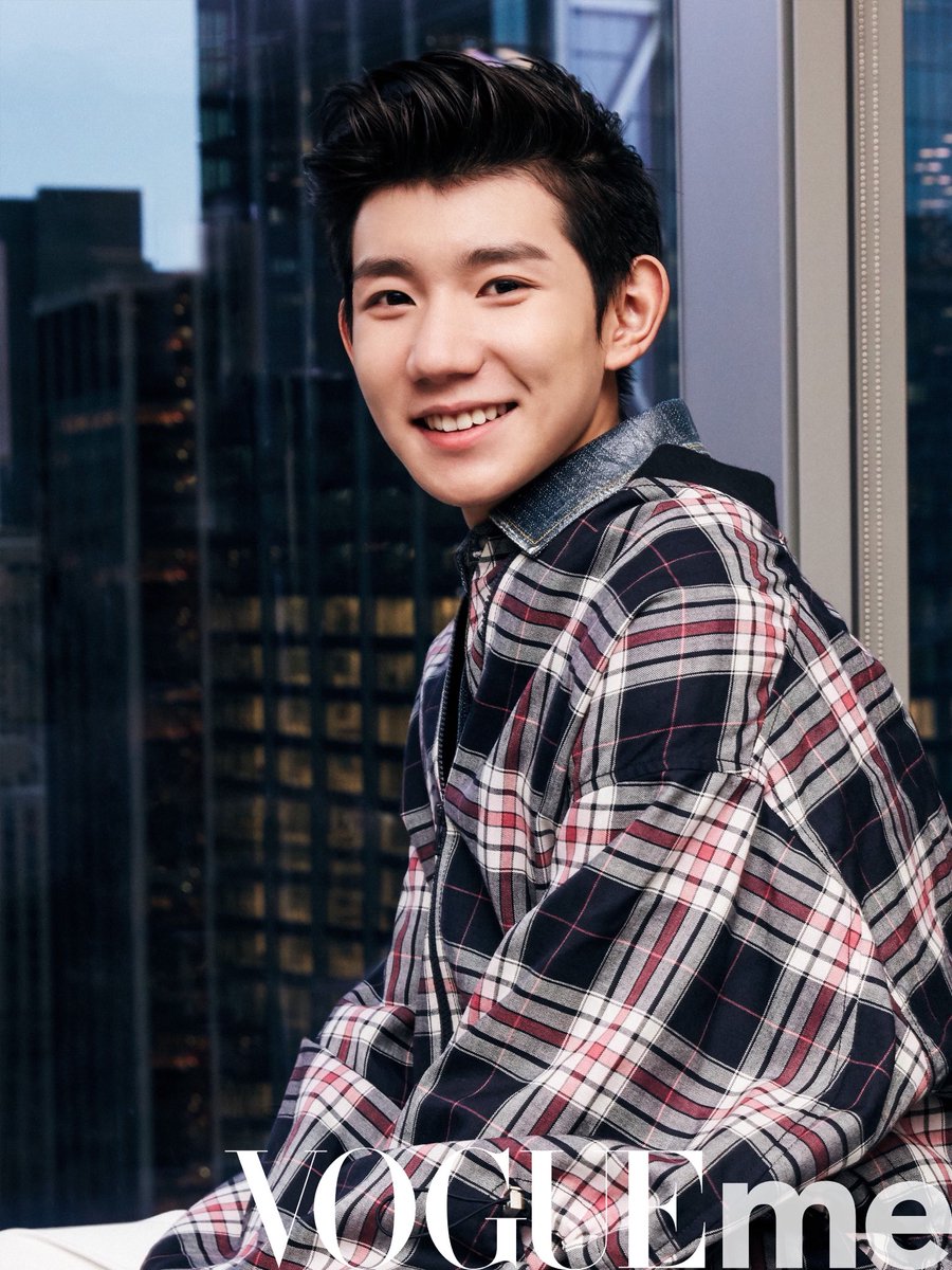 RoyWangGlobal's tweet photo. 180201 王源纽约联合国青年论坛之行圆满结束，一段隐藏在曼哈顿的神秘行程正等待揭晓。少年的目光轻抚过书架上的珍贵藏本，转身俯瞰灯火不灭的摩天楼群。带着责任与荣耀前行的 #王源 ，期待你的无限可能。
摄影：王润熙 
造型：金继平
#RoyWangUNSpeech 
#RoyWang #わんゆぇん #WangYuan 
cr. VogueMe https://t.co/0kqLSW2zmZ