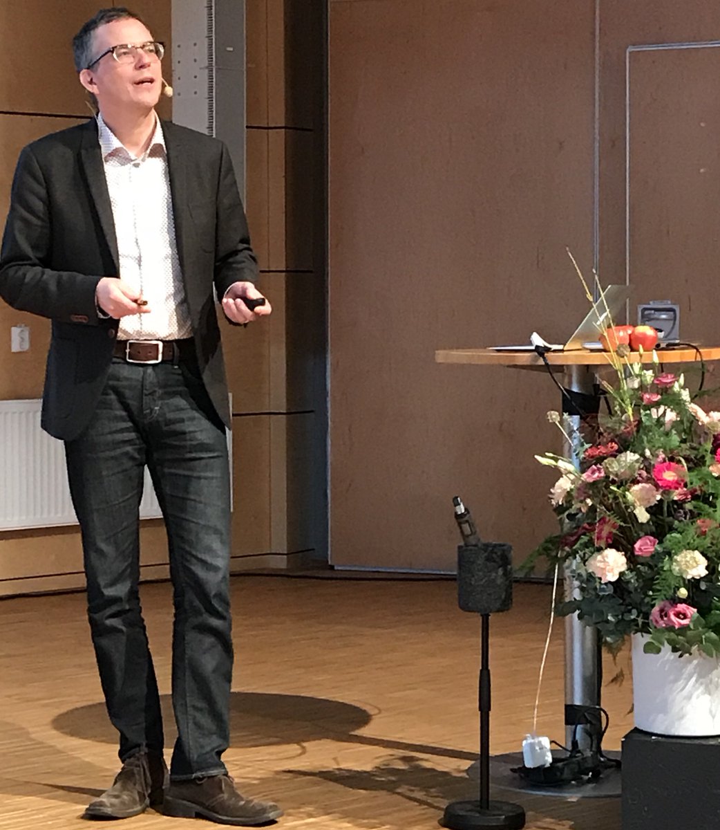 Lyssnar på @UlfEllervik på #Växjökonferensen; Konsten att njuta av kemi. Än en gång känner jag att jag ska bli kemist när jag blir stor! <a href="/linneuni/">Linnéuniversitetet Linnaeus University</a>