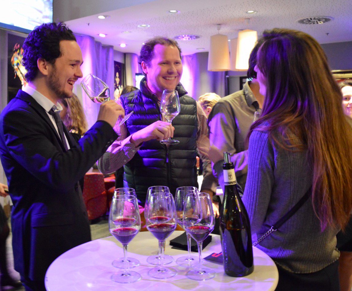 Ren Arc de Triomphe tweet media