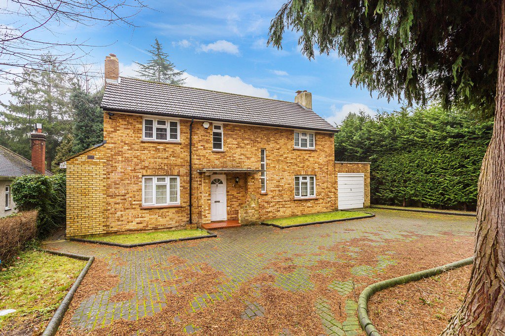 ChoicesCaterham's tweet photo. Four bedroom #Detachedhouse in #Caterham within a short walk of #CaterhamSchool. Call now on 01883 330500 to arrange a viewing - https://t.co/UMvmiM22GK https://t.co/2fYtleItIg