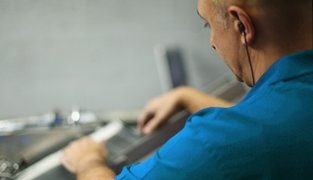 Op zoek naar een baan? Wij hebben er twee voor je! ✌️

JEA is op zoek naar twee nieuwe vouwers die fulltime bij ons aan de slag willen. Geïnteresseerd? Bekijk dan nu onze vacature via jea.recruitee.com/o/allround-vou… #vacature #amsterdam #drukkerij #vouwer #PleaseRT