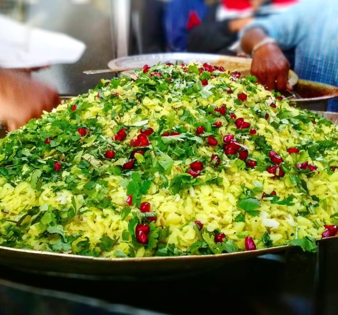 IndoriFoodies on Twitter: "Poha is jaan of Indore. So we start the day with  delicious USAL POHA of Head Sahab Ke Pohe,old Palasia, opposite Greater  Kailash Hospital. It opens only from 7–11