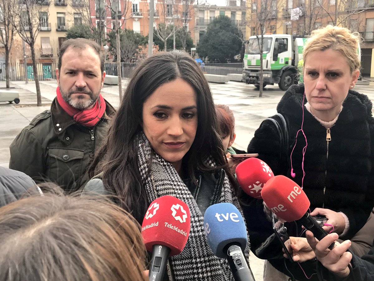 CsMadridCiudad's tweet photo. 📡 @begonavillacis “La policía juega un papel fundamental para garantizar la seguridad de los vecinos en los barrios. Creemos que para abordar el problema de la okupación se debería crear una unidad específica dentro de @policiademadrid” #STOPokupas https://t.co/F2fCucrKQi
