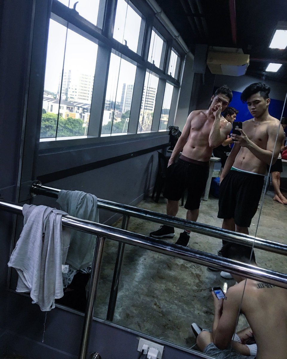 Hashtag_jimboyM's tweet photo. Happy Birthday, bro Kid! Wala akong mahanap na pic, eto nalang, yung kasama natin yung isang kaibigan nating busy palagi sa phone niya. Love u both!🤘🏻Enjoy your day brotha! Got your back! 👊🏻 https://t.co/gsrX1XyXK0