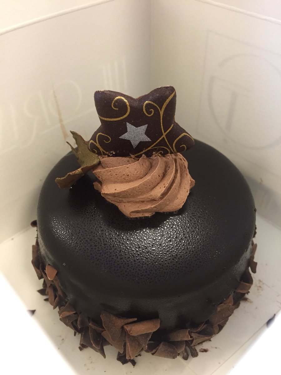 BhoeMonroe's tweet photo. When your favourite manager forgets to save you a slice of cake after an event... apology game is strong 💪🏼❤️ https://t.co/DfrauB6tO9