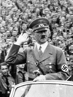 nihatbehramoglu's tweet photo. Bir delinin"Ben Führer'im" demesinormaldirve tehlikeli değil;tehlikeli olanarkasındaona inanan sürüler oluşması,o zaman canavarlaşır! https://t.co/fkTjGBqpl1