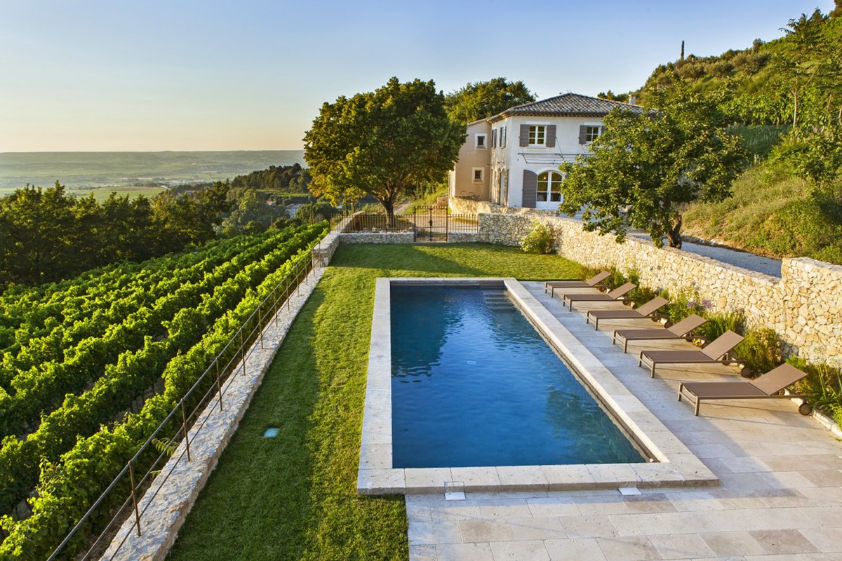 PureVillas's tweet photo. The perfect villa for #winelovers: Pure Villa Sarade is beautifully located on a hilltop in the vineyards of the Rhone Wine region, boasting fascinating views of the undulating, stunning green landscapes https://t.co/41dnz0Uk65 https://t.co/HIgcW7AR3s