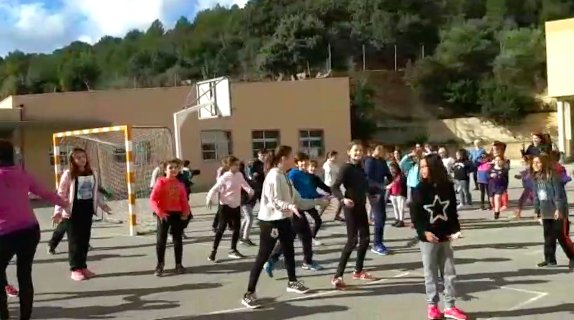 L’escola Mestre Colom celebra el Dia de la Pau amb un 'Flashmob' - escastellet.cat/2018/02/01/les…