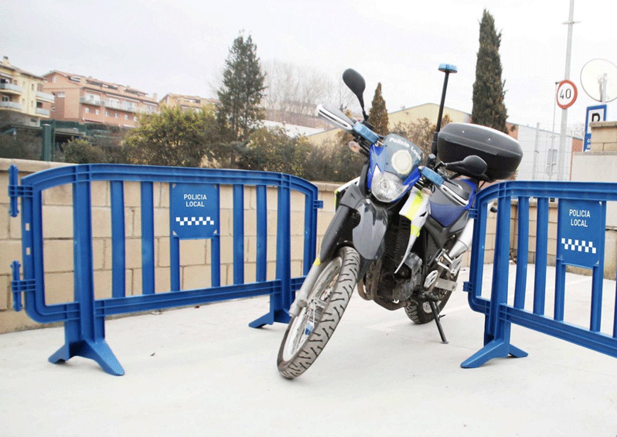 Happyludic's tweet photo. Lote de VALLAS MÓVILES personalizable azules: 45 €/unidad
Ideales para la policía local 👮 y servicios de aguas 💦
Pedido mínimo: 25 unidades (existencias limitadas)
¿Os interesan? Contactad con comercial@happyludic.com https://t.co/TlIc6juyEM