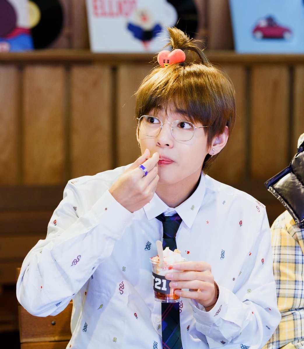 taehyungpic's tweet photo. Cutest 🐯💜

#뷔 #태형  
#iHeartAwards #BestFanArmy #BTSARMY  @BTS_twt https://t.co/orKPoBZ53q