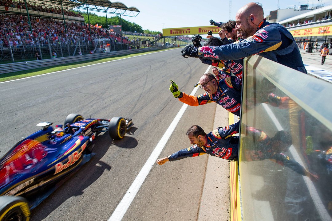 remco_v_eldik's tweet photo. @Max33Verstappen taking his best result for @ToroRossoSpy at the 2015 #HungarianGP and #USGP, finishing 4th 🙌✌️
#ThrowbackThursday #F1 #ToroRosso #STR11 #MaxVerstappen #Motorsport #STRwall #tororosso https://t.co/TUED7cyJCg