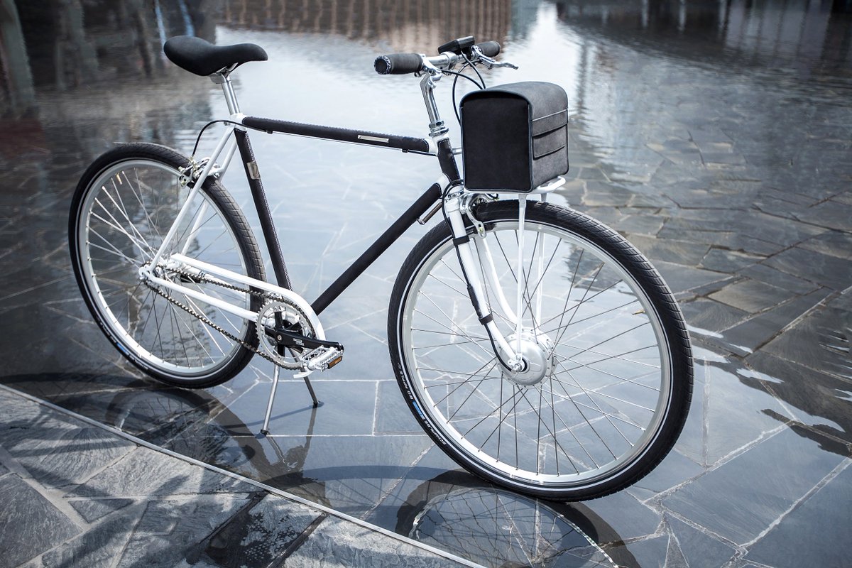 LeMobiliste's tweet photo. Alors que nous ne cessons de parler de plan vélo et de plus de sécurité pour les cyclistes en ville, le message est loin d'être passé. Belle initiative à Clermont-Ferrand pour reconnaître l'usage du vélo. Pétition pr + de voies cyclables https://t.co/j7ZLD4oPhi #ClermontFd #vélo https://t.co/r0kQoN0Jqe