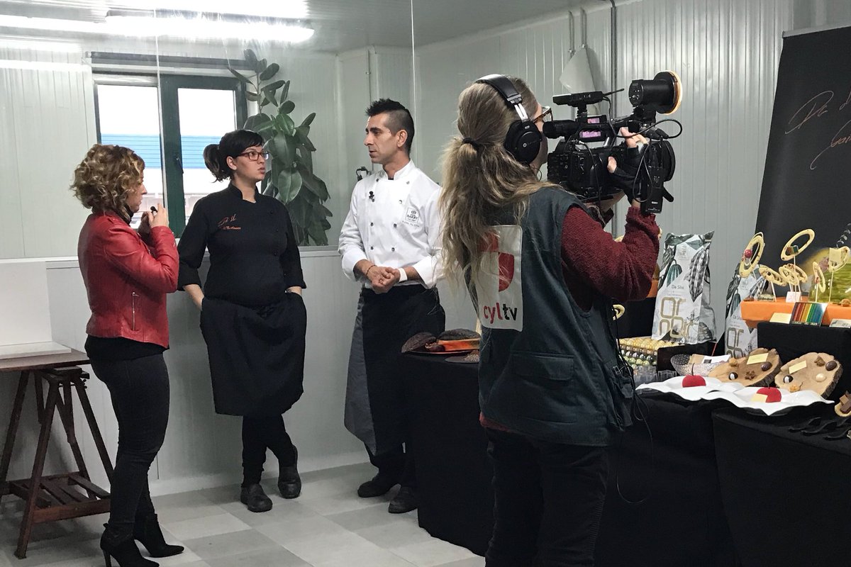 DaSilvaGastro's tweet photo. Hoy a las 22:00h en @rtvcyl reportaje en nuestro obrador, hablaremos de nuestro Chocolate exclusivo y elaboraremos bombones y pasteles @Hechoencyl #gastronomía #pastelería #CyL https://t.co/0LGUsalGPS