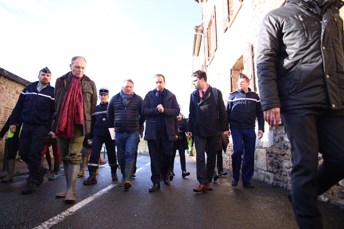 EureenNormandie's tweet photo. Le ministre @SebLecornu était aux #Andelys. Point de situation avec les élus et les habitants sur les crues et les inondations. « Les plans de prévention du risque inondation sont contraignants mais absolument nécessaires pour assurer la sécurité des biens et des personnes » https://t.co/dYt8ZTTt3N