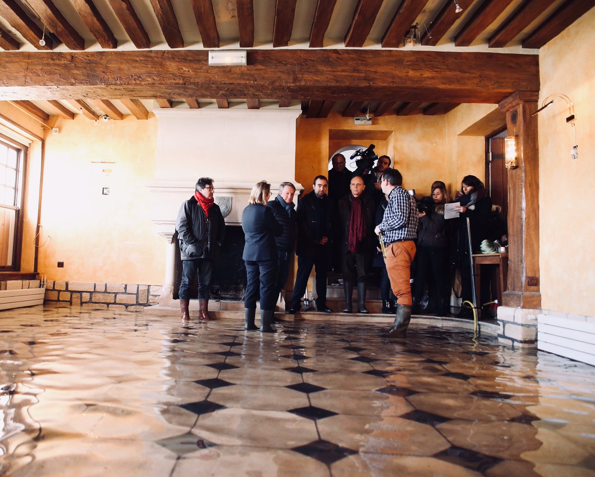 EureenNormandie's tweet photo. Le ministre @SebLecornu était aux #Andelys. Point de situation avec les élus et les habitants sur les crues et les inondations. « Les plans de prévention du risque inondation sont contraignants mais absolument nécessaires pour assurer la sécurité des biens et des personnes » https://t.co/dYt8ZTTt3N