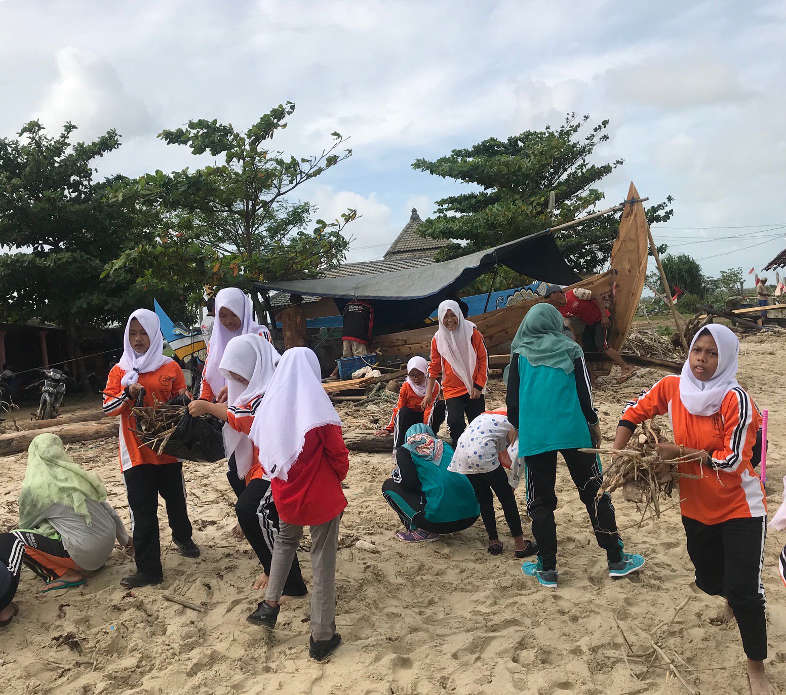 Coastal Clean Up Pantai Empu Rancak Desa Karanggondang