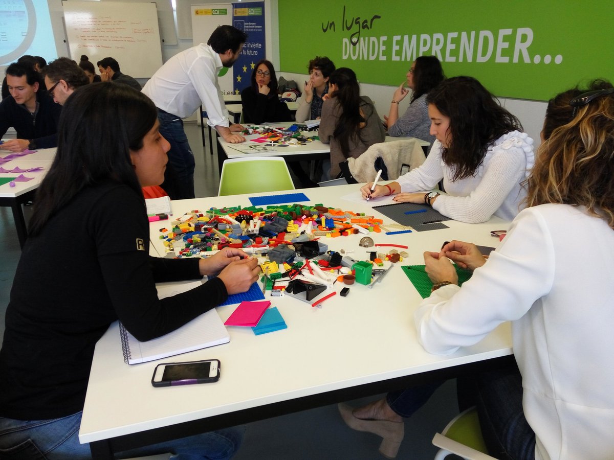 YumaBosquet's tweet photo. Hoy en @eoi los #coworkers de #Elche juegan a #JuegosSoloParaEmprendedores #Lego Serious Play #Prototipa tu #producto #SerEmprendedorMola #FormacionEOI #CwElche4 https://t.co/8wybe6m971