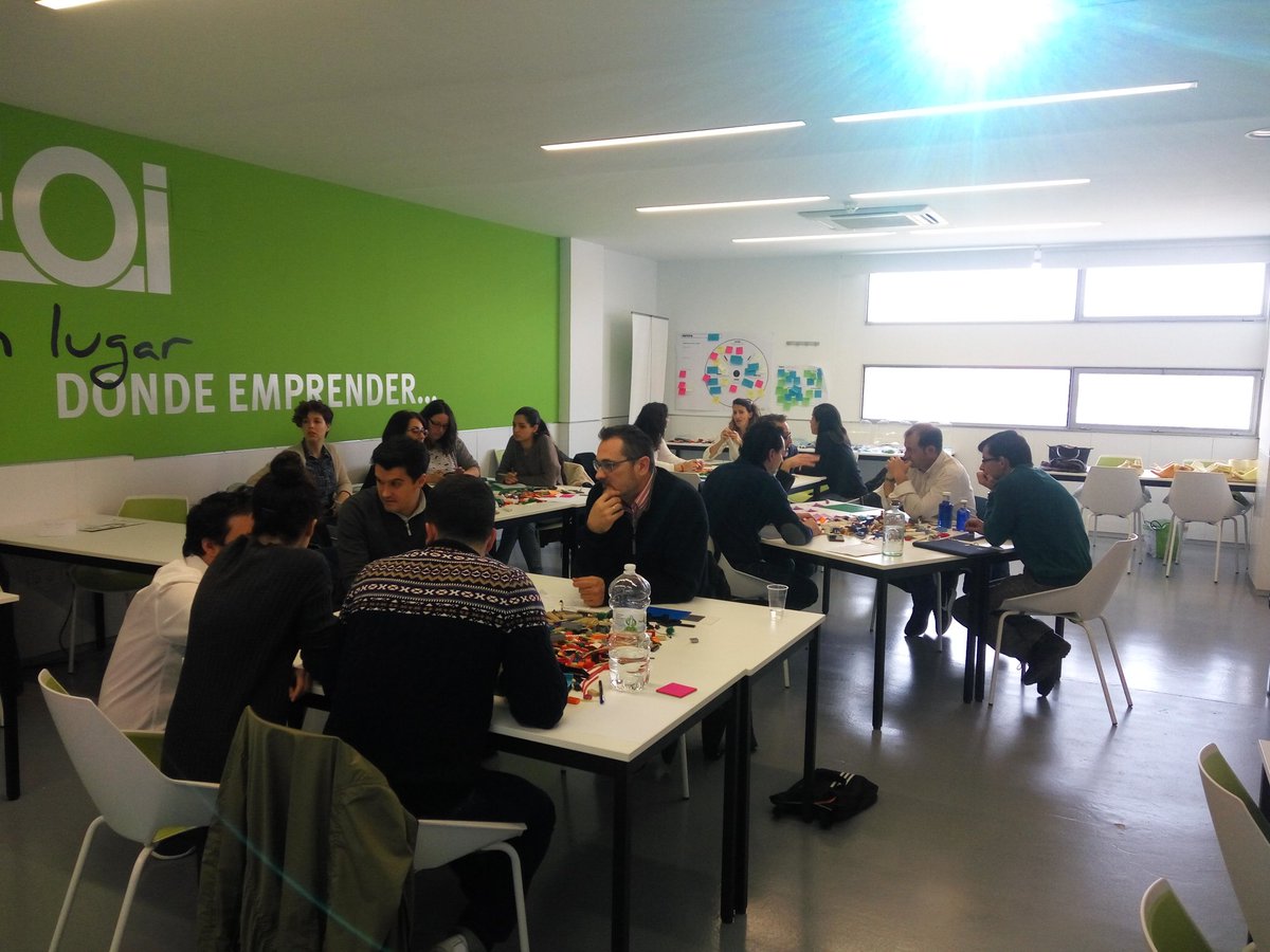 YumaBosquet's tweet photo. Hoy en @eoi los #coworkers de #Elche juegan a #JuegosSoloParaEmprendedores #Lego Serious Play #Prototipa tu #producto #SerEmprendedorMola #FormacionEOI #CwElche4 https://t.co/8wybe6m971