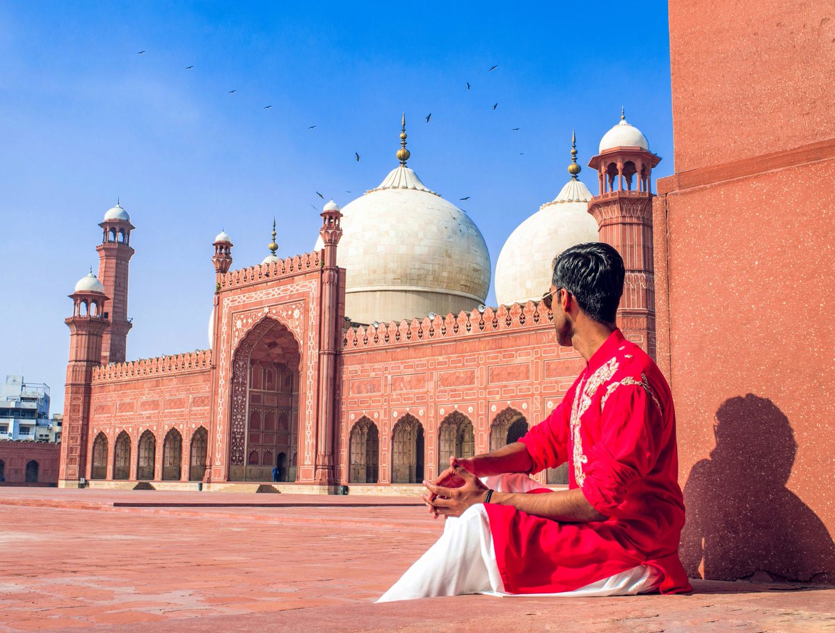 That moment when you feel like Aladdin 👑 and the whole fort belongs to you 🕌 #Aladdin #Lahore @Lahore @visitlahore @NatGeoTravel
