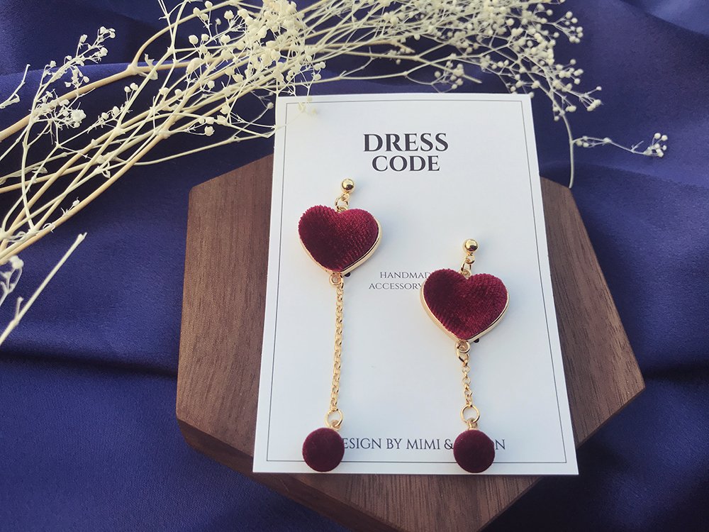 Dresscode_17's tweet image. ❣️드레스코드 하트 컬렉션 1탄!❣️ 이번주에는 사랑스러운 하트 컨셉의 귀걸이들을 선보일 예정이에요💕 오늘 소개드릴 하트 폼폼은
귀여운 벨벳 소재의 하트모양이 앙증맞은 귀걸이에요! 주문은 네이버쇼핑에서 부탁드려요~
￦16,000
smartstore.naver.com/dresscode17/pr…