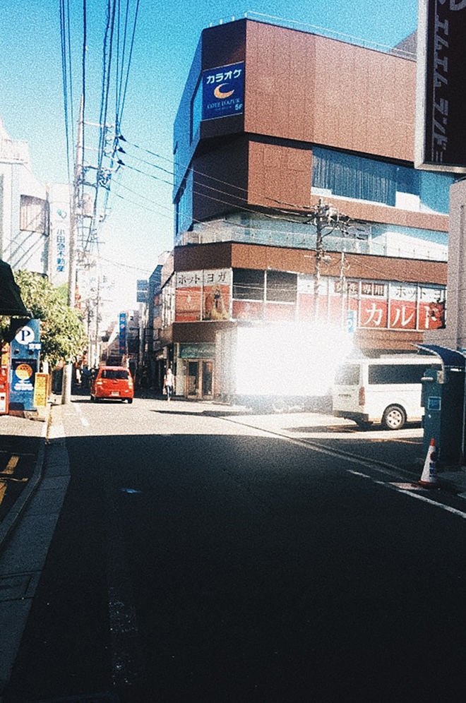 【連載】ファッションの世界でも活躍する若き写真家を紹介する連載「若き写真家の肖像」。11人目は、「ノラ リリー（Nora Lily）」のルックを撮影した写真家・八木 咲 fashionsnap.com/article/koshit… #写真 #カメラ