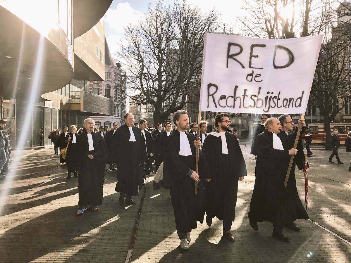 Advocaten in actie. Een demonstratie vol met toga’s tegen de afbraak van de rechtsbijstand en voor toegang tot het recht voor iedereen!