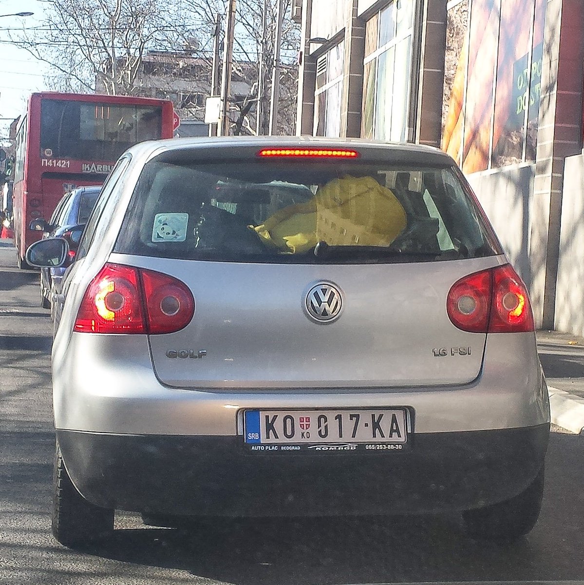 komsijadusan's tweet photo. Ljubazno molim žitelje Kovina da svog komsiju, vlasnika ovog vozila, nauče da se plasticne kese ne bacaju kroz prozor kola ni u jednoj varoši pa ni u mojoj. Hvala! #dzukela https://t.co/plDmWYJDZI