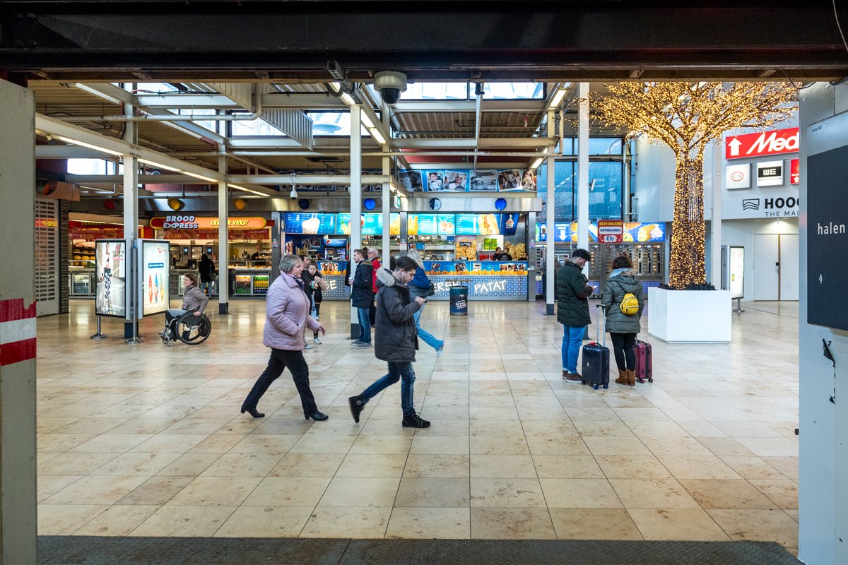 CU2030's tweet photo. De Stationstraverse, oftewel de ‘patatstraat’, wordt gesloopt. Miljoenen en miljoenen mensen liepen hier om patat te halen of om de bus te halen, om te gaan shoppen, of om zo snel mogelijk naar de Oudegracht te komen: 
https://t.co/SMYFRffrN9 https://t.co/iYPvetcYwW