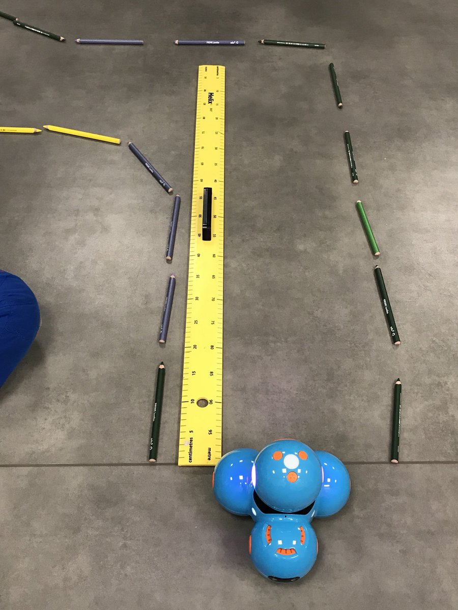 eivihansen's tweet photo. Programmering av robot og vinkelregning i skjønn forening. #Solbergskole #STEM #realfag #dash&amp;dot @EduMaxNorway https://t.co/2oJCXnrri3