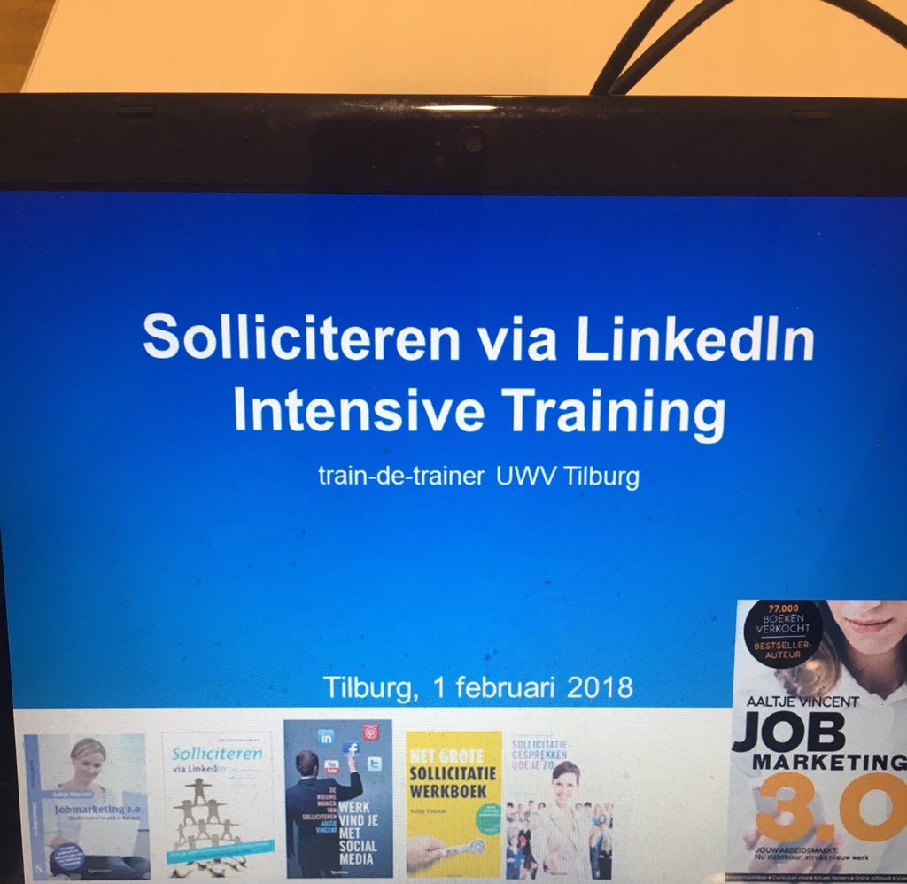 aaltjevincent's tweet photo. Kijk, dat is nog eens mooi binnenkomen met deze tekst al op de flip-over bij @UWVnl Tilburg voor de LinkedIn Intensive Training met Jobmarketing 3.0 boek 📙 voor de adviseurs en trainers 😀 https://t.co/HM3AuVtzvB