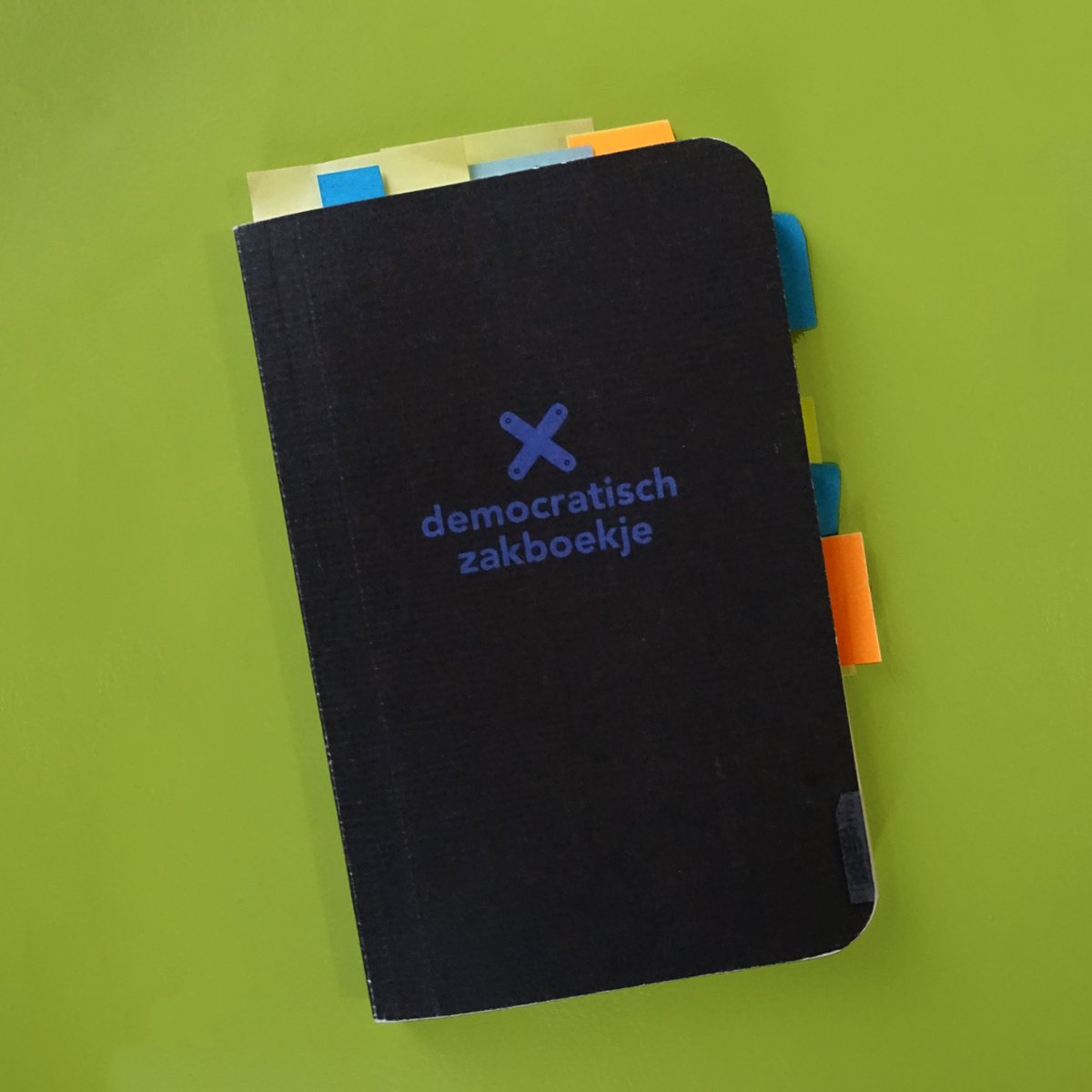 Net twee maanden oud, en nu al aan een tweede druk toe. Leuk hoor, het 'democratisch zakboekje' om praktisch aan het werk te gaan aan de lokale democratie. Gemaakt voor en met team <a href="/demchallenge/">Democratic Challenge</a> Kijk ook op democratischzakboekje.nl