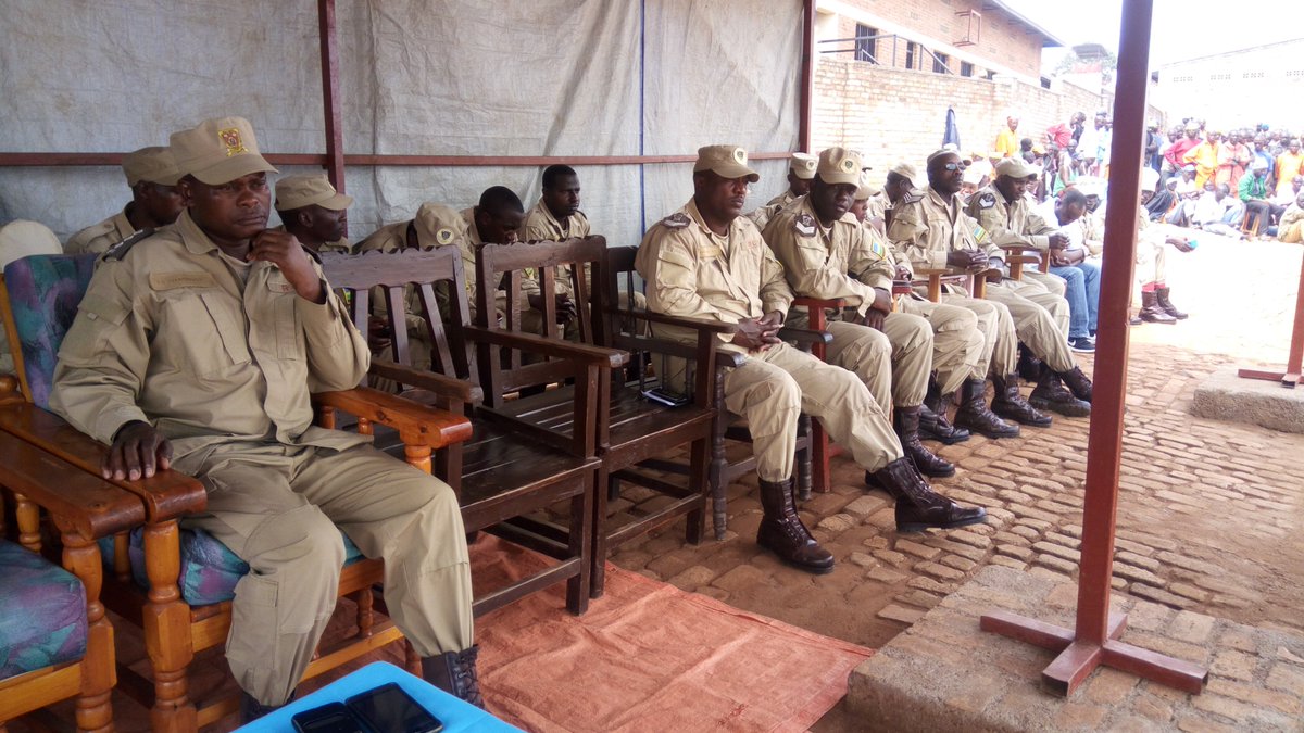HuyePrison's tweet photo. Nkuko mu Gihugu hose hatanzwe ibiganiro binyuranye ku munsi w'Intwari,
no muri Gereza ya Huye hatanzwe ikiganiro ku nsanganyamatsiko y'uyu mwaka
kikaba cyanzwe n'umuyobozi mukuru wa Gereza SP Camile ZUBA https://t.co/o1wzORdcI8