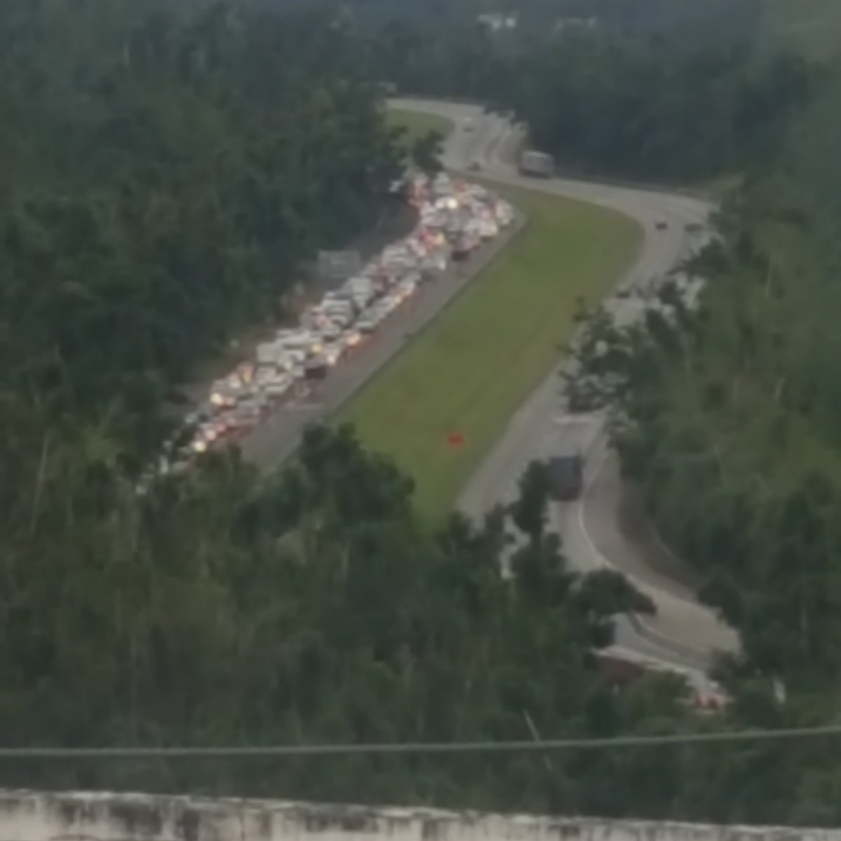Melen_11's tweet photo. Foto del tapón de la 52 de Cauey hacia Caguas desde Bo. Borinquen@TransitoPR https://t.co/ovhbc8bgeQ