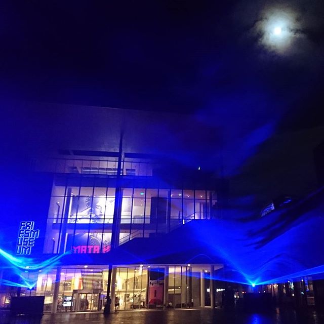 Na Madrid, Parijs en Amsterdam is het #lichtkunstproject #Waterlicht nu in #Leeuwarden! Een bijzonder #droomlandschap over de kracht en #poëzie van #water op het #Wilhelminaplein.  Fotocredits voor Nynke van der Ploeg. bit.ly/2nwlIgR