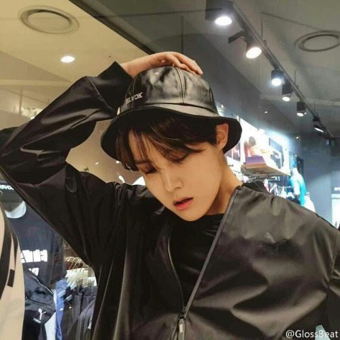 SUGAL1FE's tweet photo. 아니 근데 여러분 그거 알아요??????
이거 푸마 호석이 등신대임... 푸마 등신대 못잃어...8ㅁ8
#iHeartAwards #BestBoyBand #BTS  @BTS_twt https://t.co/SUpkokvyXd