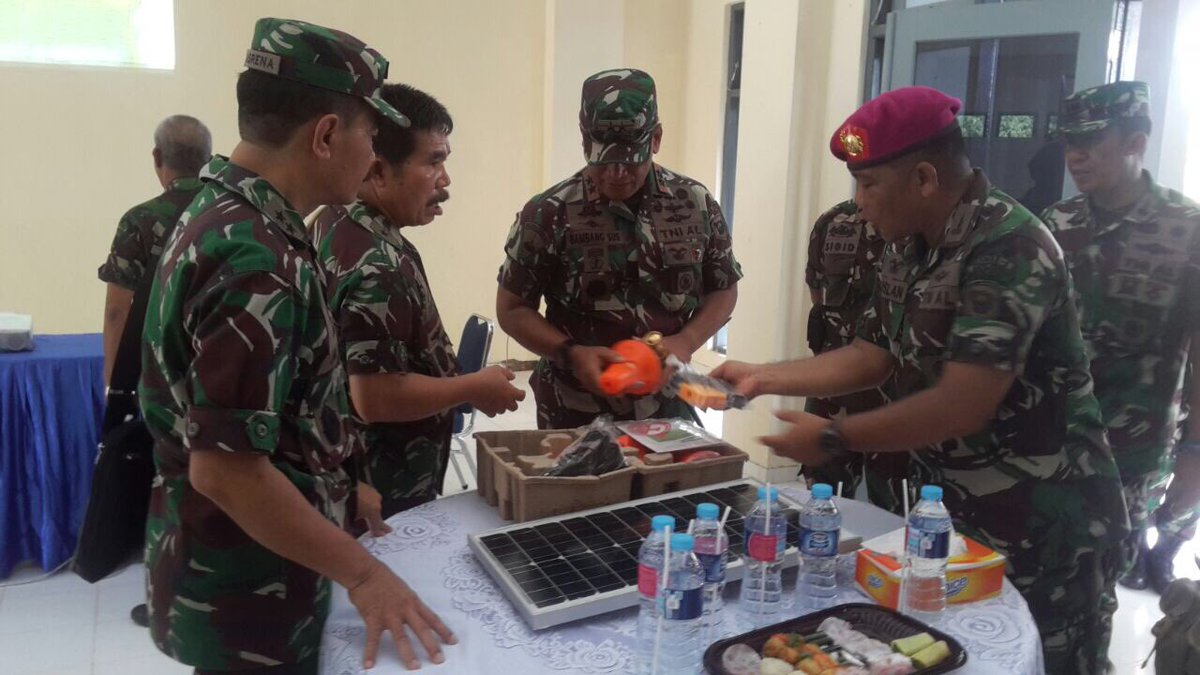 KementerianESDM's tweet photo. LTSHE dapat beroperasi maksimum hingga 60 jam dan sangat cocok untuk rumah pedesaan yang secara geografis sangat terisolir dan distribusi penduduknya tersebar serta sulit dijangkau jaringan PLN https://t.co/lxHvC0Q0cI
