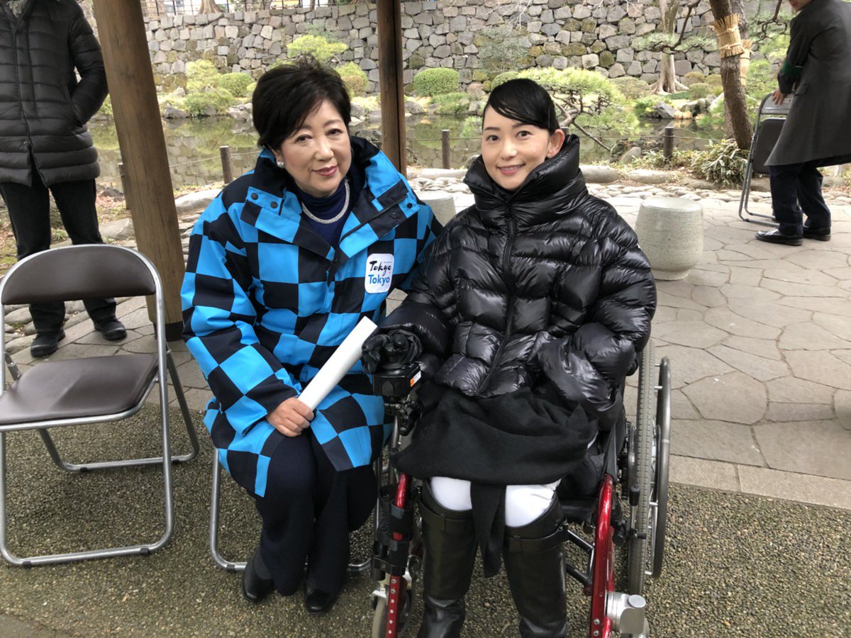 織田友理子 Yuriko Oda Wheelog 車椅子ウォーカー Auf Twitter 日比谷公園バリアフリー化の視察中 寒そうだから と小池百合子都知事がお使いの黒いストールを膝にかけてくださいました