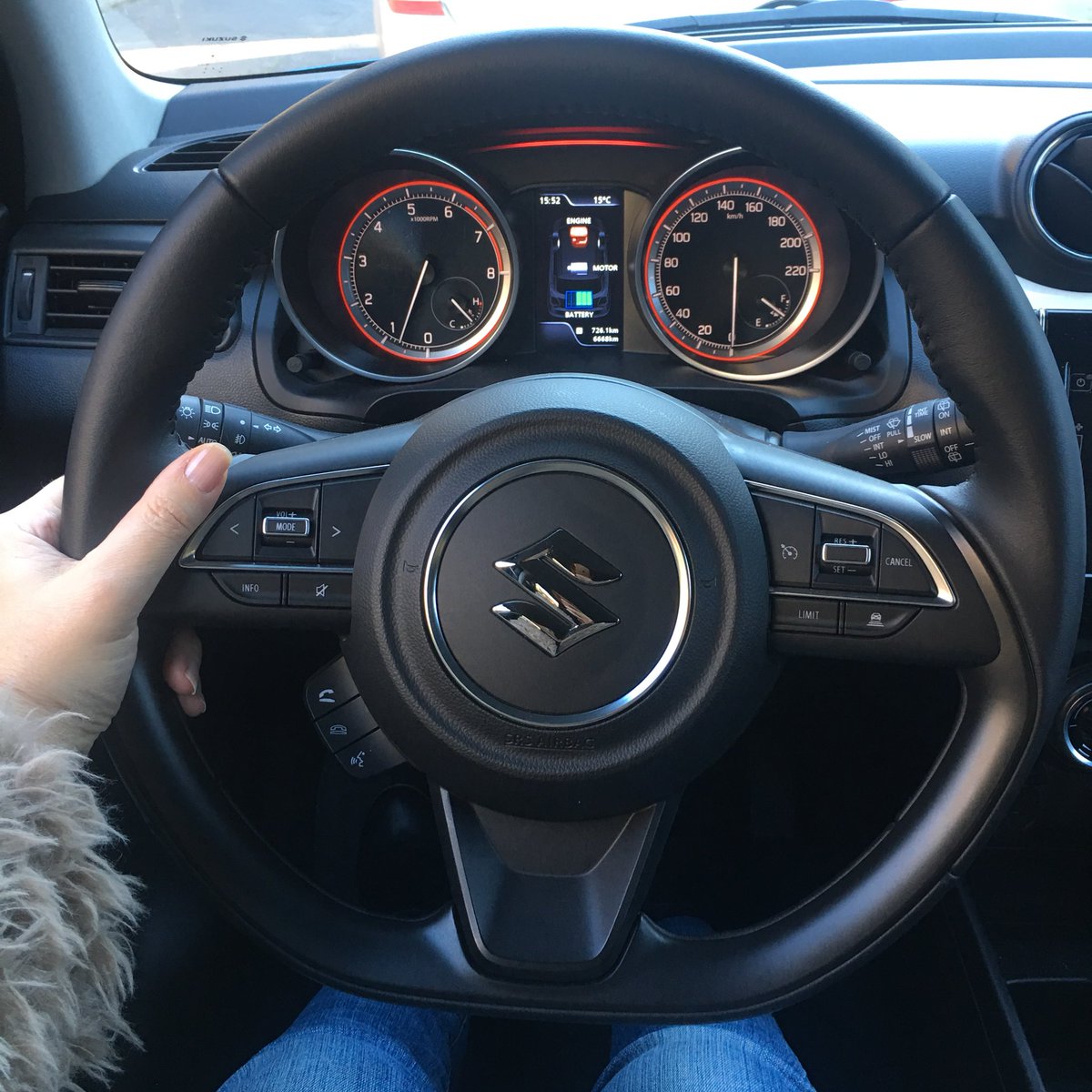 Terreno scivoloso? Asfalto bagnato? Niente paura. Con la Suzuki Swift 1.2 Hybrid Top 4WD Allgrip si viaggia in tutta sicurezza e comfort. 

#Suzuki #Swift #SuzukiSWIFT #allgrip #hybrid #ontheroad #onthestreet <a href="/SuzukiIT/">Suzuki Italia</a>