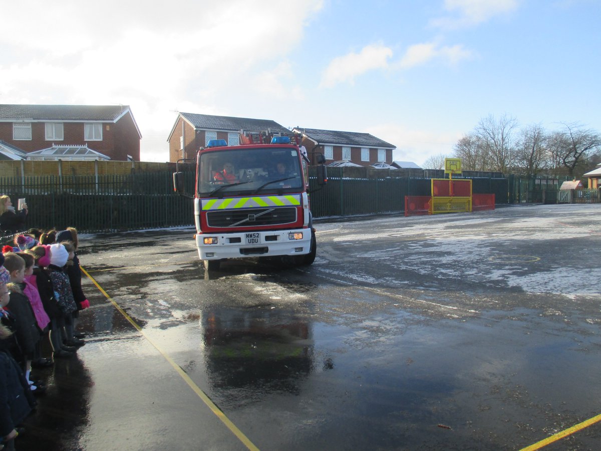 dove_shell_fed's tweet photo. Reception Class have had some very important visitors today. We learnt who we need to call when there is a fire and the special number we need to ring. Thank you @manchesterfire team! #DSF #DSFStJames #DSFStJRec https://t.co/J3IW7pY1se